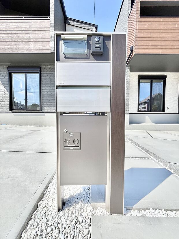 表札・インターホン・ポスト・宅配ＢＯＸをひとつに集約。エントランスになじむシンプルデザイン。