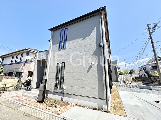 シンプルで落ち着きのある建物は住むかたの個性でオリジナルなものになっていきます。 