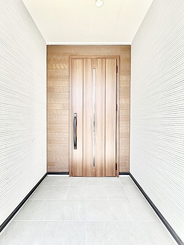 玄関前は雨が降っても濡れにくい屋根付き