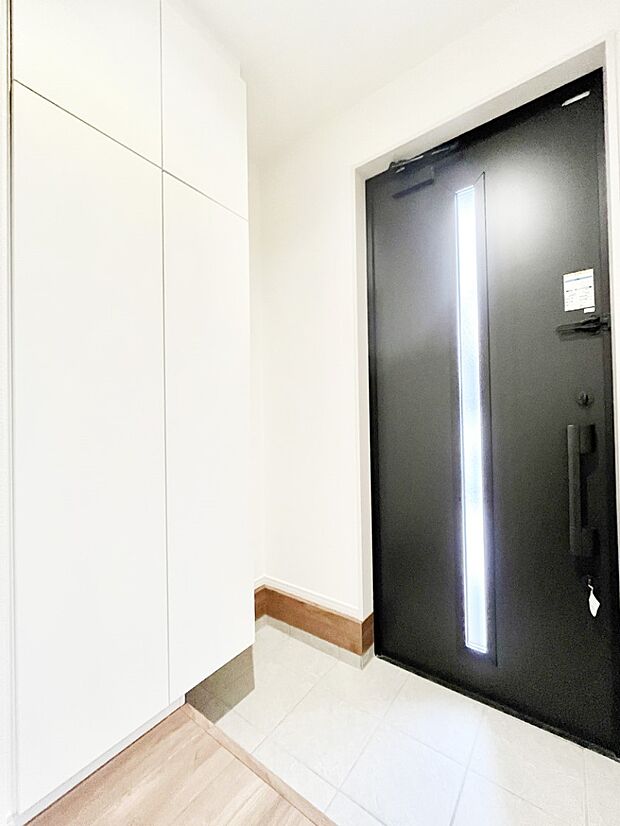 ご家族やお客様を気持ちよくお出迎え!明るい陽光が入り込む玄関。