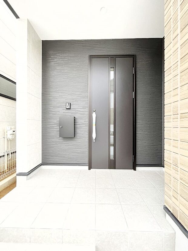 シンプルで落ち着いた雰囲気の玄関でご家族やお客様をお出迎え!