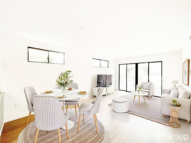 大きな窓からたっぷりの陽光と風を感じられるリビング ※家具はCGです