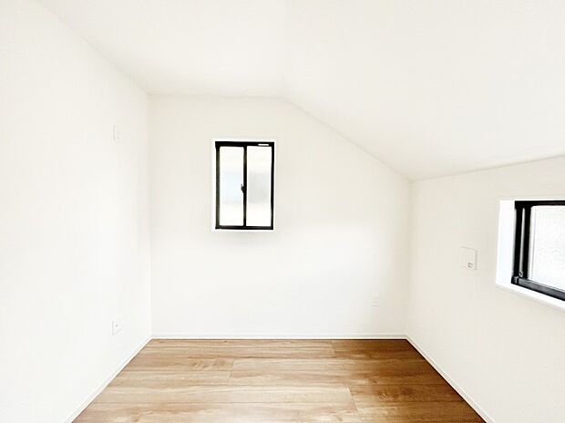 2面採光の洋室。窓から入り込む陽光がお部屋全体を優しく包み込みます