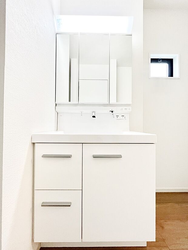 三面鏡キャビネット・シャワー付き洗面化粧台で忙しい朝の身支度もスムーズに!