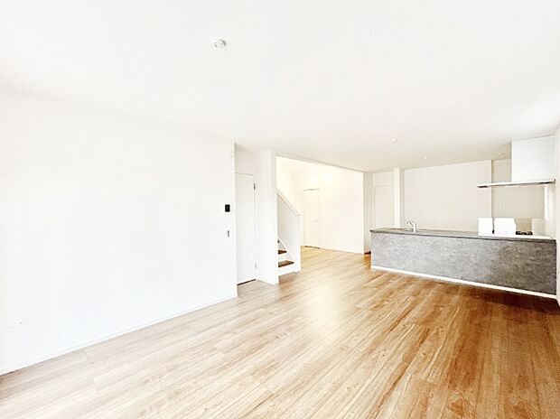 ご家族の絆深まる、デザインもオシャレな対面キッチン&リビングイン階段を採用!