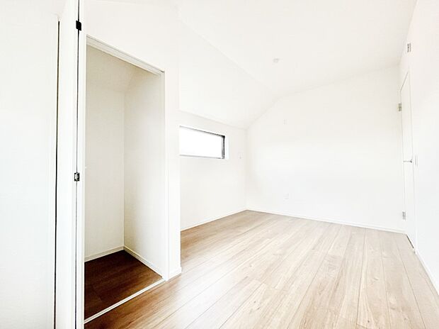 クローゼット付きのお部屋でスッキリとした空間でゆったり寛げます!