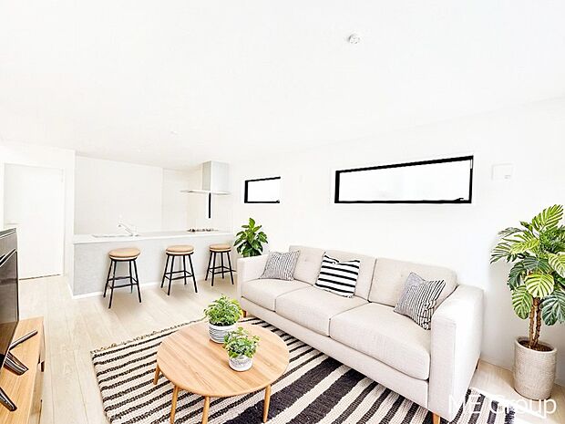 ご家族の賑やかな話し声で包まれる明るいリビング ※家具はCGです