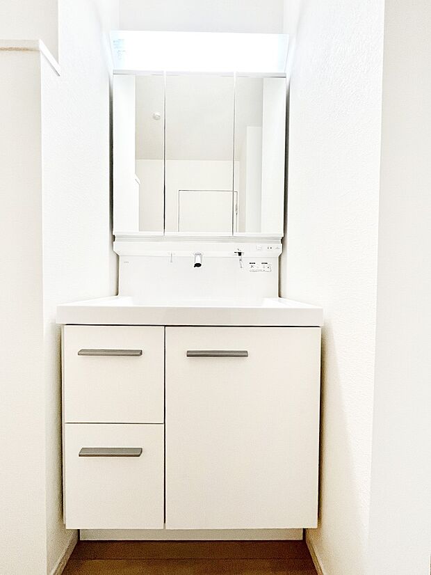 三面鏡キャビネット・シャワー付き洗面化粧台で忙しい朝の身支度もスムーズに!