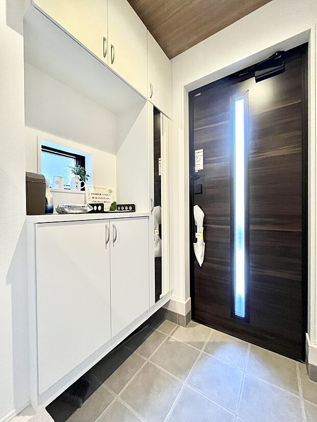 飾り棚を利用して、お越しいただくお客様をおもてなしできます。