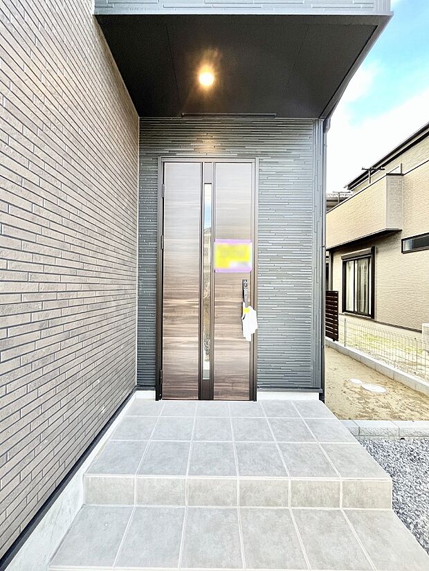 玄関前は雨が降っても濡れにくい屋根付き