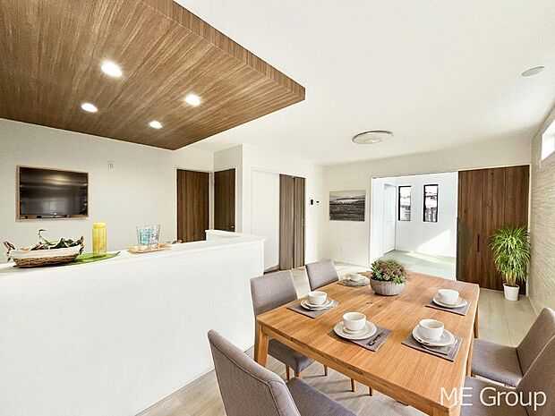 ご家族の賑やかな話し声で包まれる明るいリビング ※家具はCGです