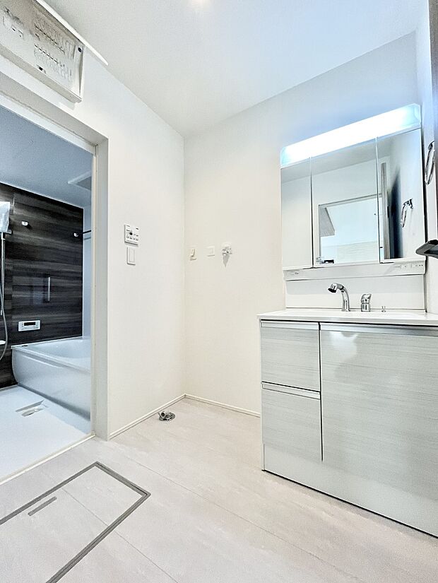 清潔感ある洗面化粧室で朝の身支度も快適