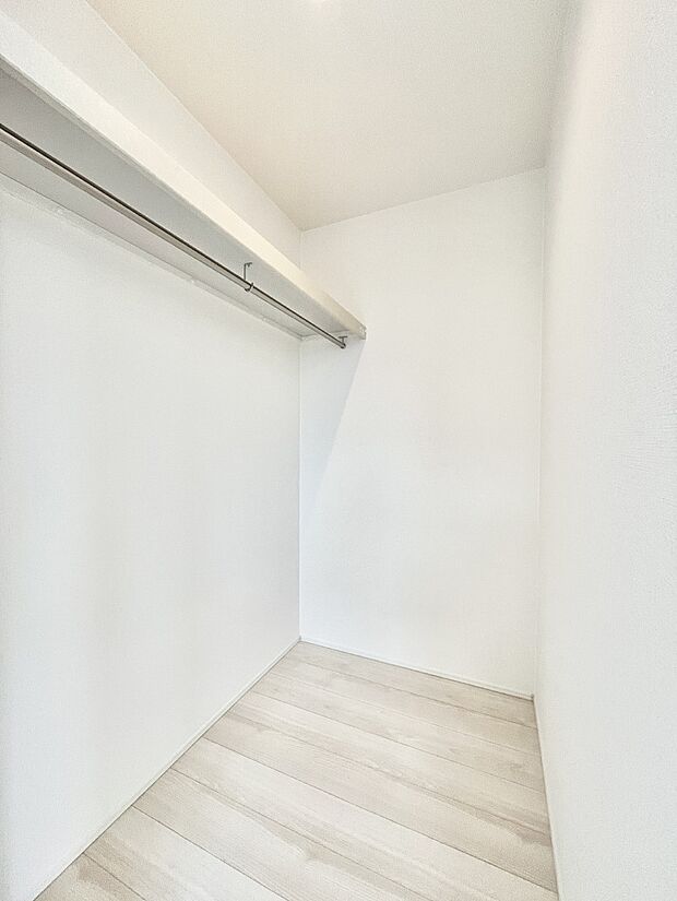 ウォークインクローゼット付きで生活空間を広く利用できます。