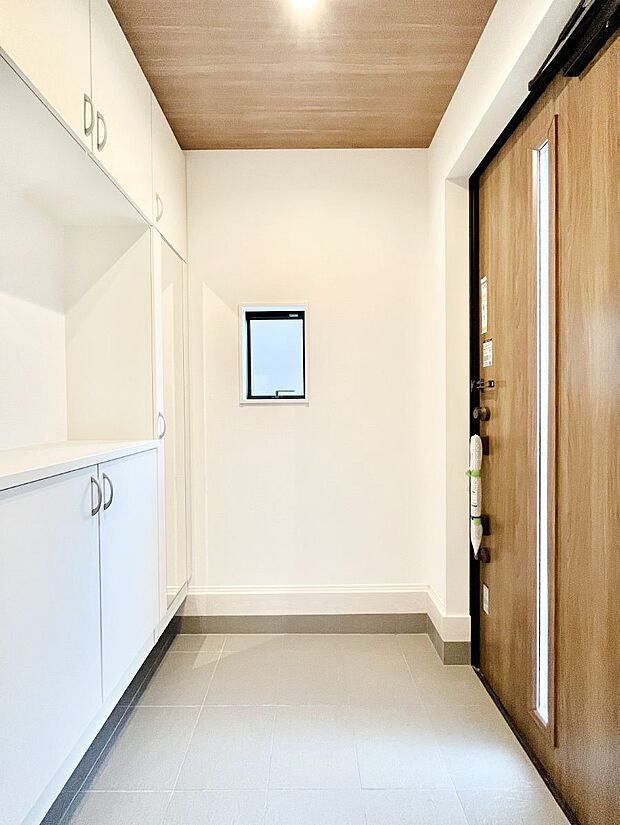 飾り棚を利用して、お越しいただくお客様をおもてなしできます。