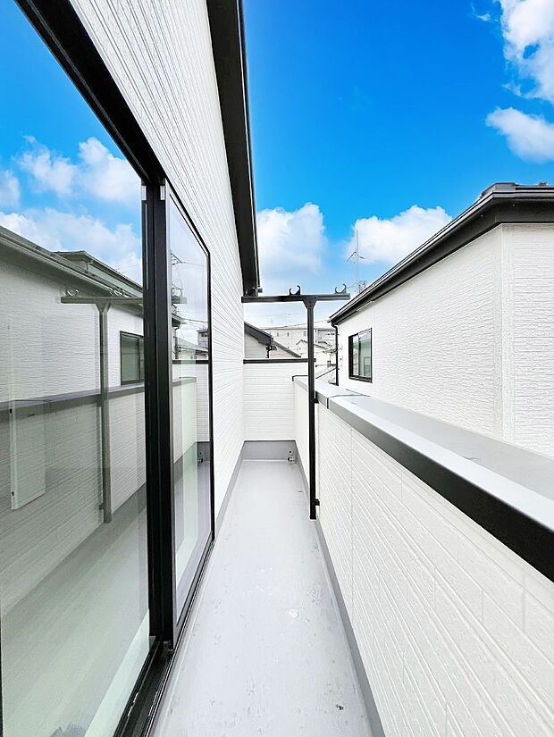 ゆったりバルコニーだから沢山お洗濯ものを干せます。 