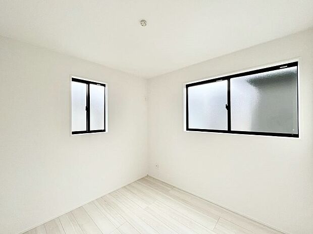 窓からのやさしい光が心地よいプライベートルーム 