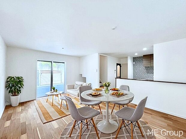 ご家族の賑やかな話し声で包まれる明るいリビング ※家具はCGです