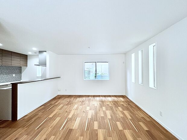 落ち着いた雰囲気のLDKは家族みんなの快適空間