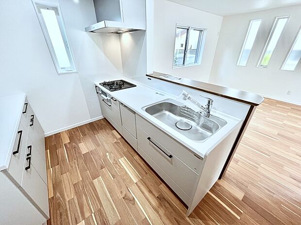 カウンター越しに楽しいおしゃべり。いつものお料理がもっと美味しくなりそうですね。