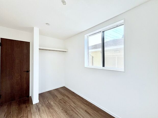 お子様も出し入れしやすいオープンクローゼット完備!