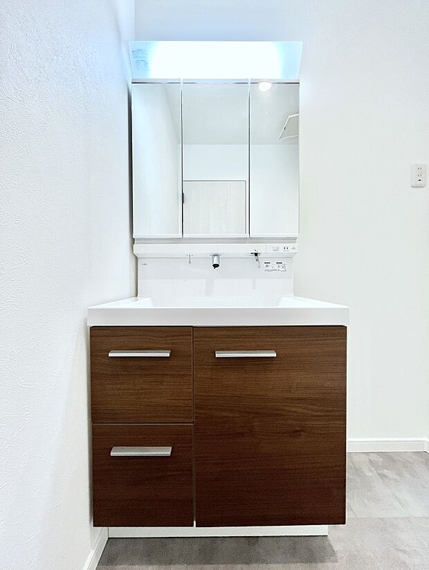 大きく見やすい三面鏡で清潔感ある洗面台は、身だしなみチェックや肌のお手入れにおすすめです。