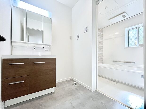 清潔感のある快適空間です。毎日の身支度も気持ち良くお使い頂けます。