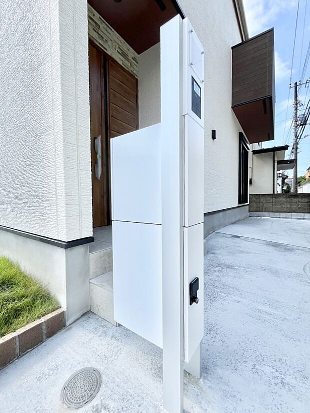 表札・インターホン・ポスト・宅配BOXをひとつに集約。エントランスになじむシンプルデザイン。