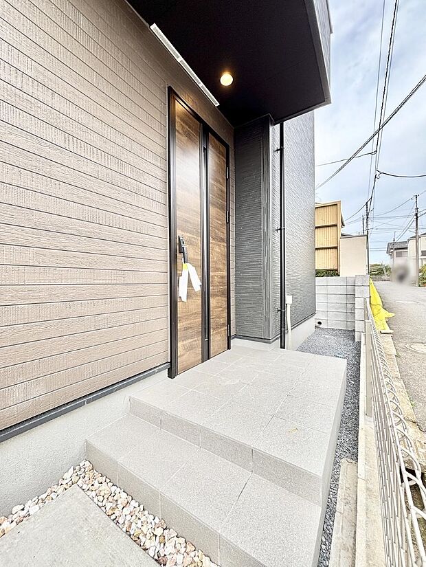 大切な家族、来客を出迎える玄関。