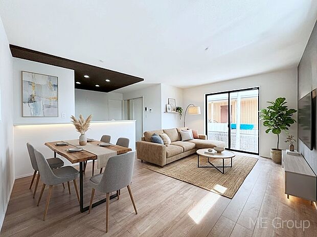 家族の和やかな会話が聞こえてきそう。開放感のあるリビングです。※家具はCGです  