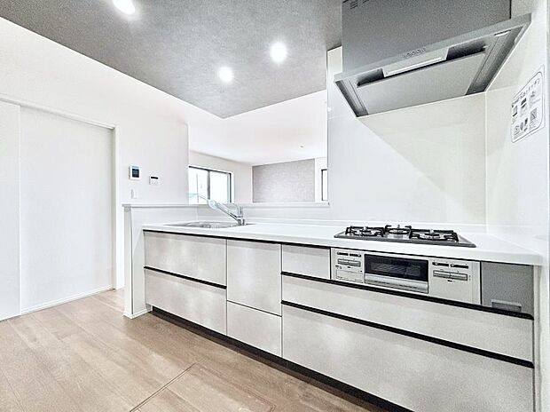 カウンター越しに楽しいおしゃべり。いつものお料理がもっと美味しくなりそうですね。