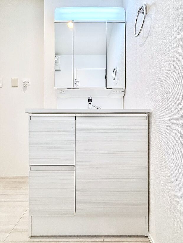 大きく見やすい三面鏡で清潔感ある洗面台は、身だしなみチェックや肌のお手入れにおすすめです。 