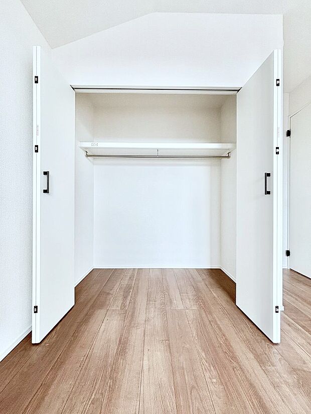 洋室のクローゼット。奥行きがあるので厚手の衣類もすっきり収まります。