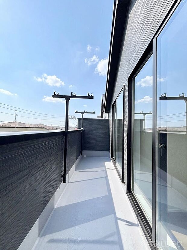 暖かな陽光が降り注ぐバルコニーはお洗濯におすすめ。爽やかな風も心地よいです。 