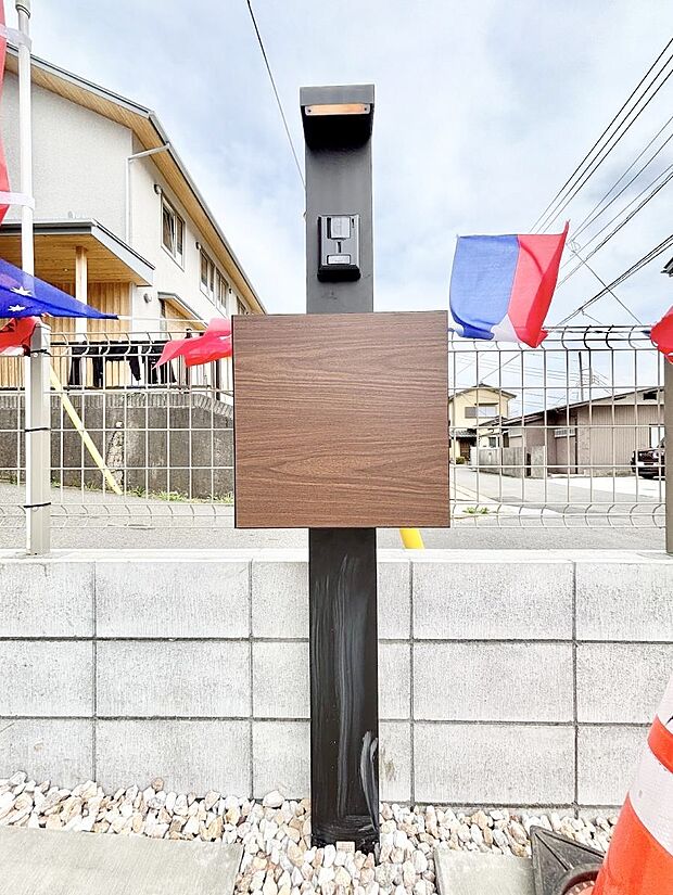 表札・インターホン・ポストをひとつに集約。エントランスになじむシンプルデザイン。