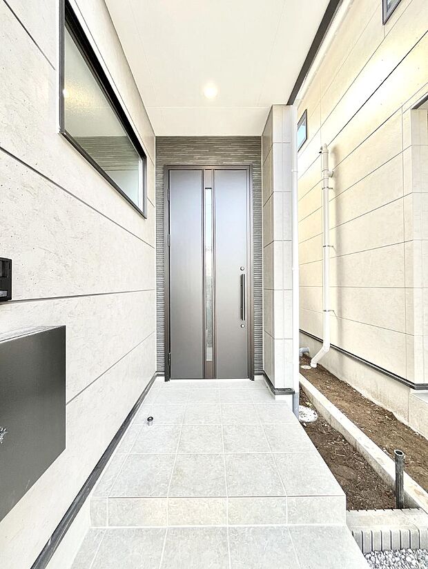 大切な家族、来客を出迎える玄関。