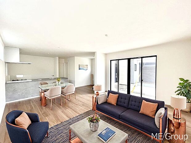 ご家族の賑やかな話し声で包まれる明るいリビング ※家具はCGです