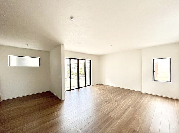 大きな窓からたっぷりの陽光と風を感じられるリビング