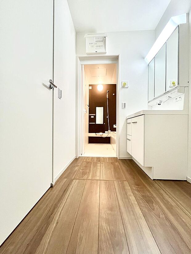 清潔感のある快適空間です。毎日の身支度も気持ち良くお使い頂けます。