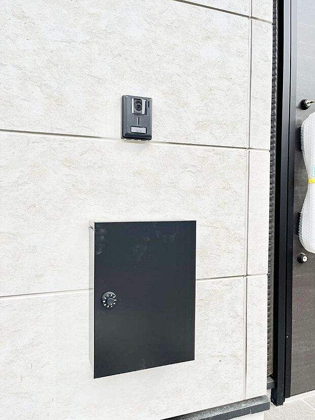 シンプルなデザインのポスト