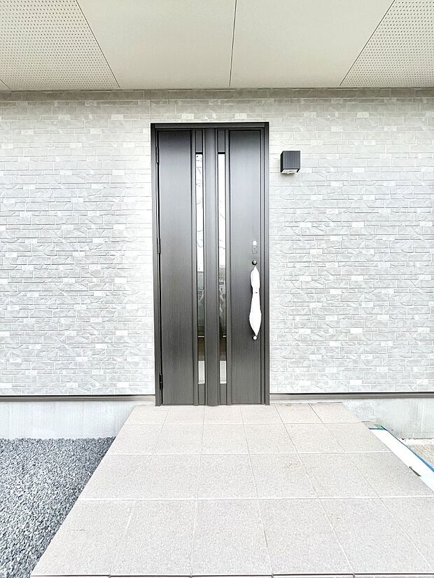 大切な家族、来客を出迎える玄関。