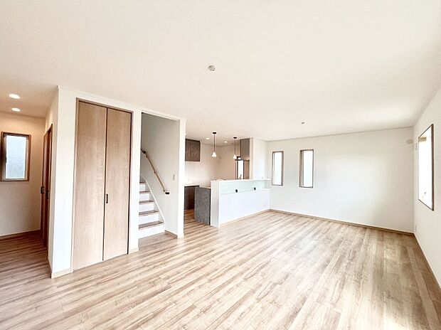 落ち着いた雰囲気のLDKは家族みんなの快適空間