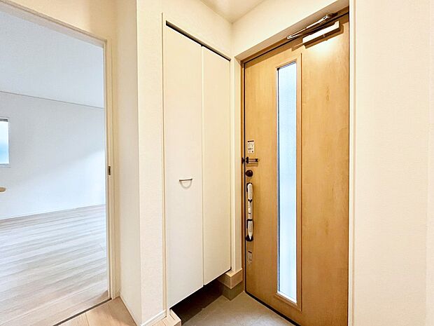 ガラススリットの入った玄関ドアが室内に光を届けてくれます