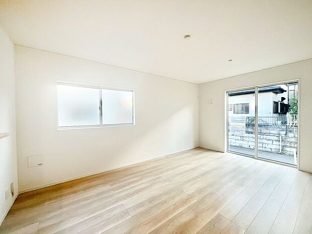 大きな窓からたっぷりの陽光と風を感じられるリビング  