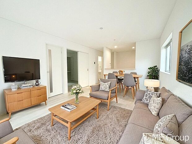 家族の和やかな会話が聞こえてきそう。開放感のあるリビングです。※家具はCGです  