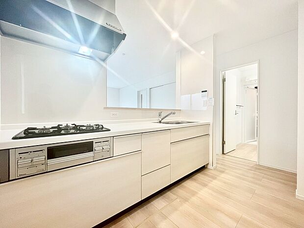 リビングを見渡せる人気のカウンターキッチン。 家族を見守りながら家事をすることができます。