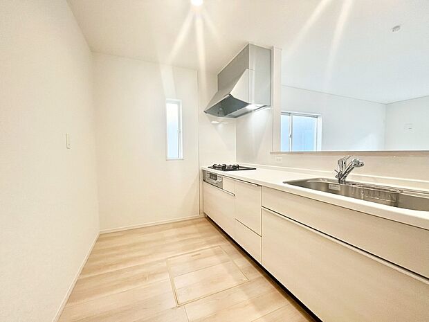 爽やかな風が通り抜けるキッチン。窓があるので明るく換気にも役立ちます。