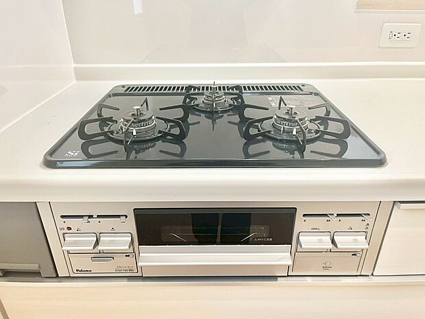 ガスコンロはＳｉセンサー搭載。火力調節や焦げ付き・消し忘れも防いでくれます。