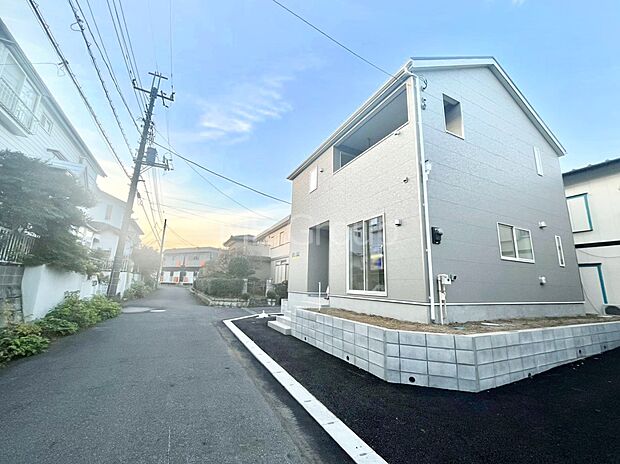 堂々完成！たっぷりの陽光と開放感に包まれる明るい住まい。 