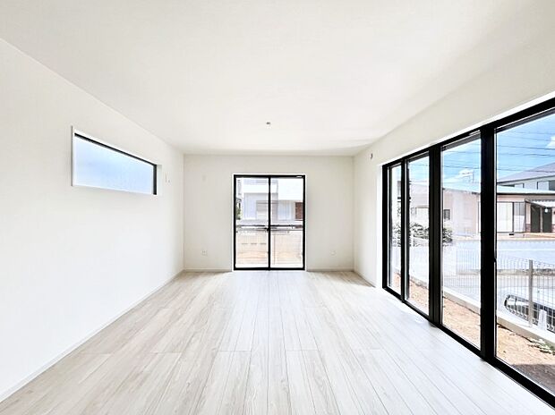 明るい陽光が注ぎ、寛ぎの雰囲気に満たされるリビング・ダイニング。 