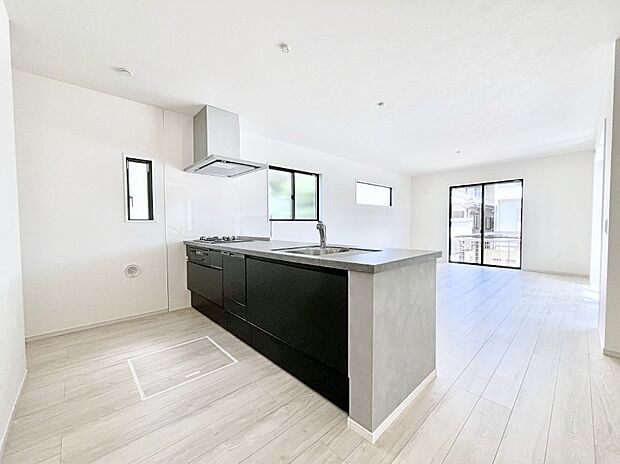 カウンター越しに楽しいおしゃべり。いつものお料理がもっと美味しくなりそうですね。 